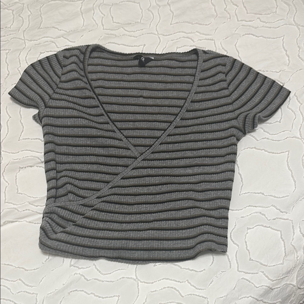 Guess Black and Gray Short Sleeve Crop Blouse